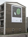 907618 Afbeelding van een reuzebanner op de kopse kant van een flatgebouw aan de Troelstralaan bij de Draaiweg te ...